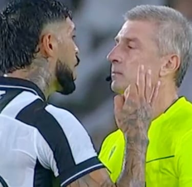 Barboza reclama com Daronco arbitro da partida 