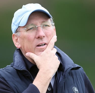 Textor com mão no queixo