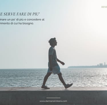 Persona che cammina all'aria aperta durante una passeggiata estiva per favorire benessere e moviment