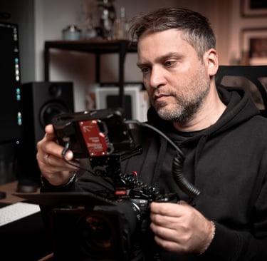 Salvatore con la Camera in mano.