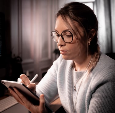 Stefania con l'iPad in mano