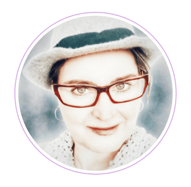 portrait picture of digital artist Dala Haspen in a hat on and glasses 