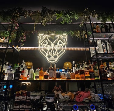 barra con botellas de la coctelería La Panthere noria