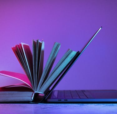 Libro al lado de laptop