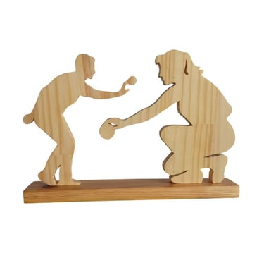 Un homme et une femme pratiquant le pétanque