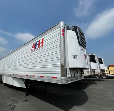 Remolque refrigerado AFH Logistics vacío en un estacionamiento industrial