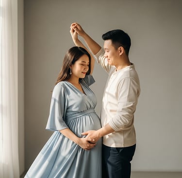 Casal sorridente dança em um ambiente iluminado, enquanto o homem segura a barriga da gestante