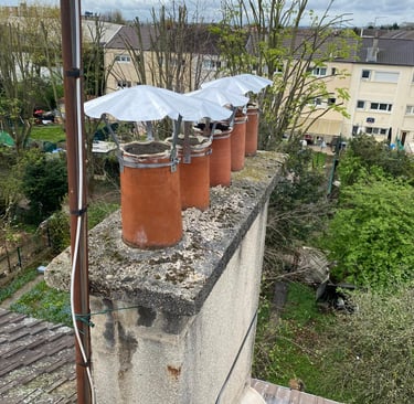 Pose de cinq chapeaux de cheminée en inox sur mitron.