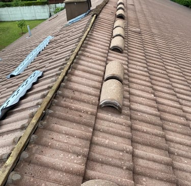 Rénovation d’étanchéité de faîtage avec Closoir galva. Avant