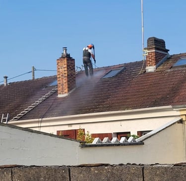 Décapage d'une toiture et démoussage avant 