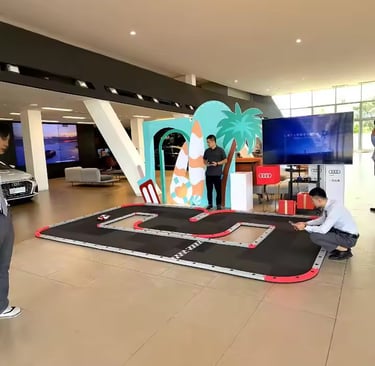 Pista profesional de radio control con coches compitiendo en evento de empresa