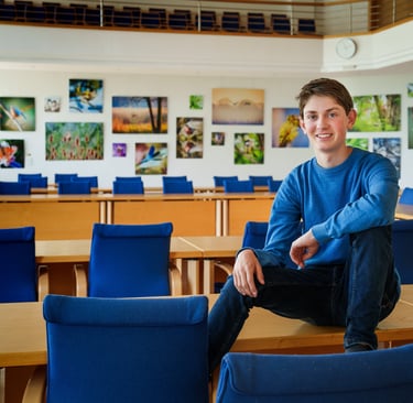 Philipp Geisler vor seinen Fotoarbeiten im Kreishaus Olpe