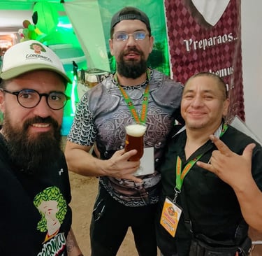 Con dos grandes cerveceros, de izq. a der., Alejandro (de Copérnico), Toño (de Berzerker) y su Atto.