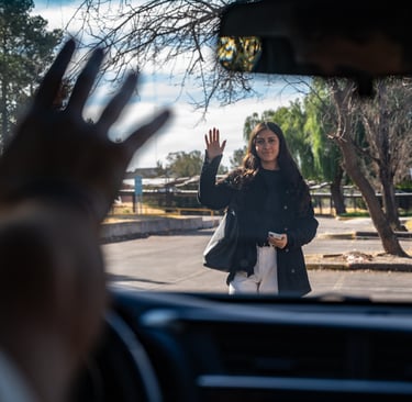 Estudiantes encontrandose para compartir su viaje de vuelta de la universidad. Comunidad verificada