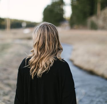 Passeggiata mindfulness, mindful walking, woman walking camminata consapevole