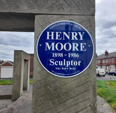 Blue plaque commemorating sculptor Henry Moore.