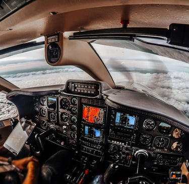 Una cabina de avion en vuelo sobre nubes volando en piloto automatico 