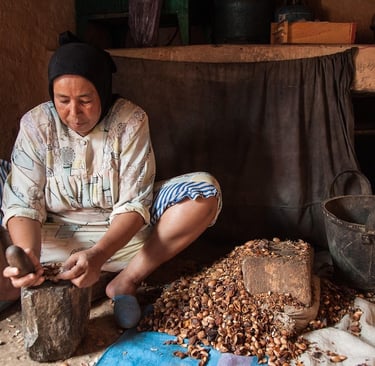 Femme marocaine procédant au concassage des noyaux afin d'en extraire les amandons