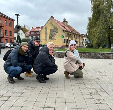 kolektyvas dalyvauja teambuilding orientaciniame žaidime Kaune