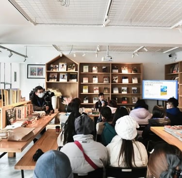 这是国际电影展的读者阅读和作者签书会