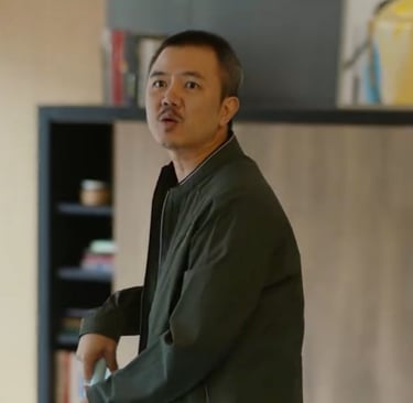 老方是“简言的夏冬”里的配角演员。