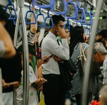 这是老方每天挤在电车里上下班。