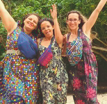 joie d'un groupe de femmes avec leur sacoche sac banane fabriqué en Afrique et Guadeloupe