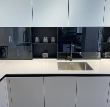 "balto kvarco virtuvės stalviršis su klijuota plautuve iš apačios"