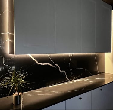 "juodo kvarco virtuvės stalviršis ir sienelė"