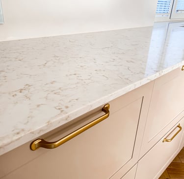 "kreminės spalvos su rusvomis detalėmis kvarco plokštė"