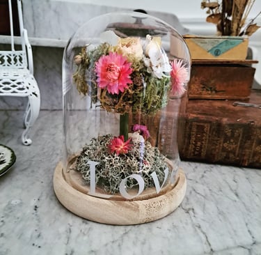cloche en verre avec décorations fleurs séchées