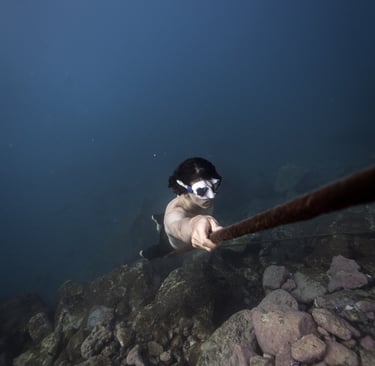 a model holding a rope during underwater photoshoot. Photo taken by Sébastien Saintignan