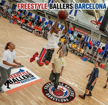 Jugador de baloncesto a punto de encestar durante una animación de baloncesto para una fiesta infant