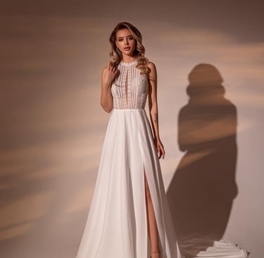 robe de mariée bohème avec haut en dentelle macramé et jupe en mousseline avec une fente.