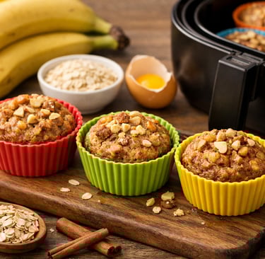 Bolinho de banana na airfryer sem açúcar e sem farinha em forminhas coloridas, com bananas e aveia a