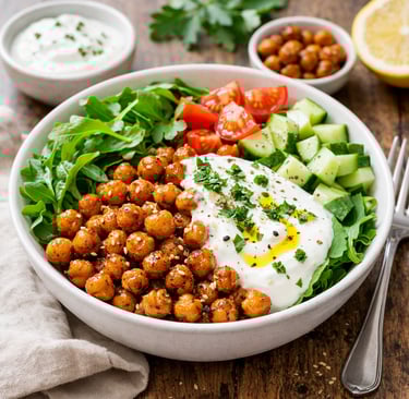 Bowl saudável de grão-de-bico crocante com creme de iogurte, salada de folhas verdes, tomate e pepin