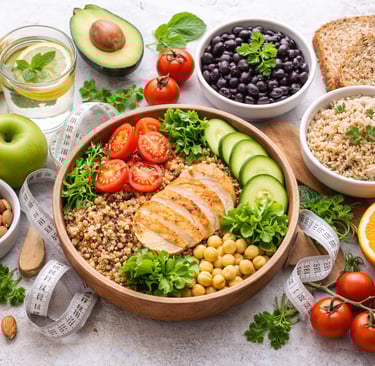 Refeição brasileira equilibrada com arroz, feijão, frango grelhado, salada, frutas e pão integral so