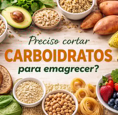 Mesa com alimentos fontes de carboidratos saudáveis como arroz integral, batata-doce, frutas, aveia 