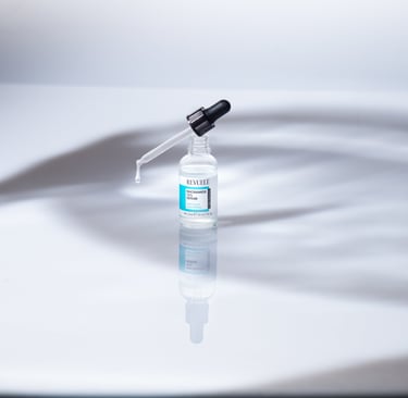 Fotomntaje más edición de un de serum de niacinamida de ejemplo.