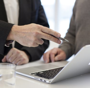 persona trabajando en la computadora con un compañero