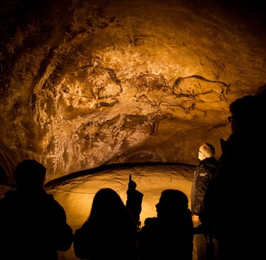 Grotte de Niaux dans les Pyrénées, grotte préhistorique avec des peintures rupestres en Ariège