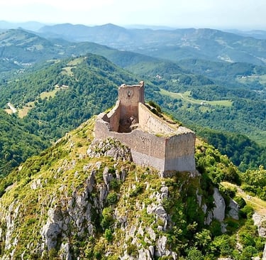 Château de Montségur au sommet de la montagne, dans les Pyrénées avec vue sur l’Ariège, près de Foix