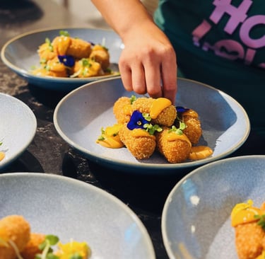 Borrelhappen mooi opgemaakt met eetbare bloemen 
