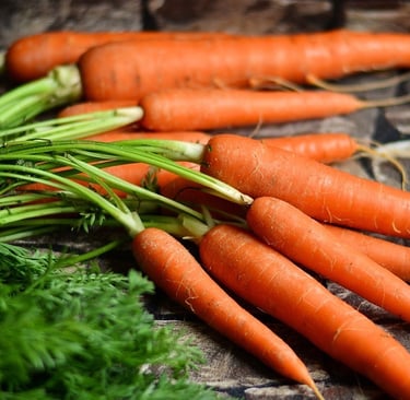 a bunch of carrots and carrots on a table