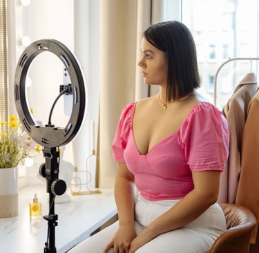 Créatrice Onlyfans qui fait des vidéos Tiktok avec l'aide d'une agence OnlyFans