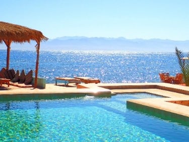 Increíble vista a la piscina de la playa en Egipto