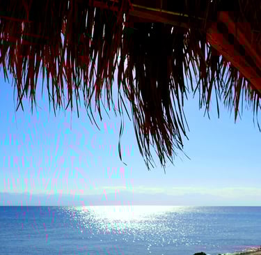 Siente la energía del sol jugando con el mar frente a la playa