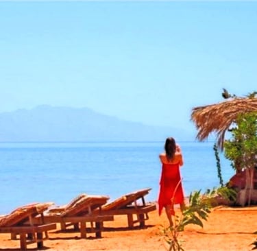 Mujer soltera en la playa de la estrella beduina en Egipto