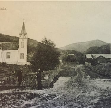 Black & white postcard ca. 1900 of Nissedal Church, farm,  2 men in foreground -Telelaget