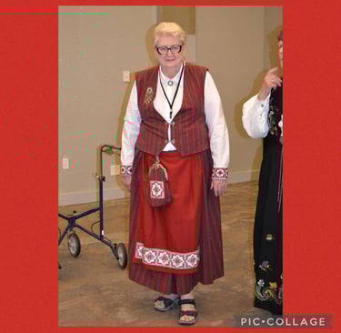 a woman with glasses in red festdrakt